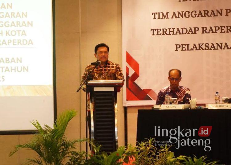 Meski Raih WTP, Wali Kota Salatiga Akui Tata Kelola APBD Masih Perlu Dibenahi 25 Wali Kota Salatiga Robby Hernawan menyampaikan sambutan pada rapat pembahasan Raperda tentang Pertanggungjawaban Pelaksanaan APBD (LPAPBD) Tahun Anggaran 2025 bersama Badan Anggaran DPRD di Surakarta pada Jumat malam, 3 Juli 2026. (Dok.Prokompim Setda Salatiga/Lingkarjateng.id)