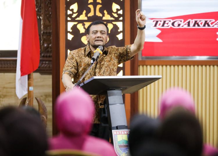 Meski Sudah Purnabakti, Gubernur Jateng Ajak Polri Tetap Berkontrimusi untuk Masyarakat 25 Gubernur Jawa Tengah, Ahmad Luthfi, memberikan arahan kepada purnawirawan Polri dalam acara Tasyakuran Hari Ulang Tahun (HUT) ke-27 Persatuan Purnawirawan (PP) Polri Cabang Batang, di Aula Pemkab Batang, Sabtu 11 Juli 2026. (dok for Lingkarjateng.id)