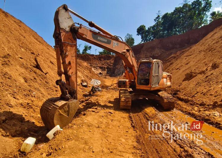 Nekat Beroperasi, 3 Lokasi Tambang Ilegal di Jepara Ditutup 25 Alat berat yang digunakan di lokasi tambang ilegal di Dukuh Bomo, Desa Pancur, Kecamatan Mayong, Kabupaten Jepara pada Rabu, 15 Juli 2026. (dok for Lingkarjateng.id)