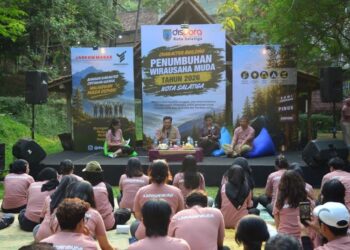 Wali Kota Salatiga Robby Hernawan (kedua kiri) dalam acara diskusi bersama peserta Ngobras (Ngobrol Asyik) pada kegiatan Character Building Program Penumbuhan Wirausaha Muda Kota Salatiga, Selasa, 14 Juli 2026. (Dok Prokompim Setda Salatiga/Lingkarjateng.id)
