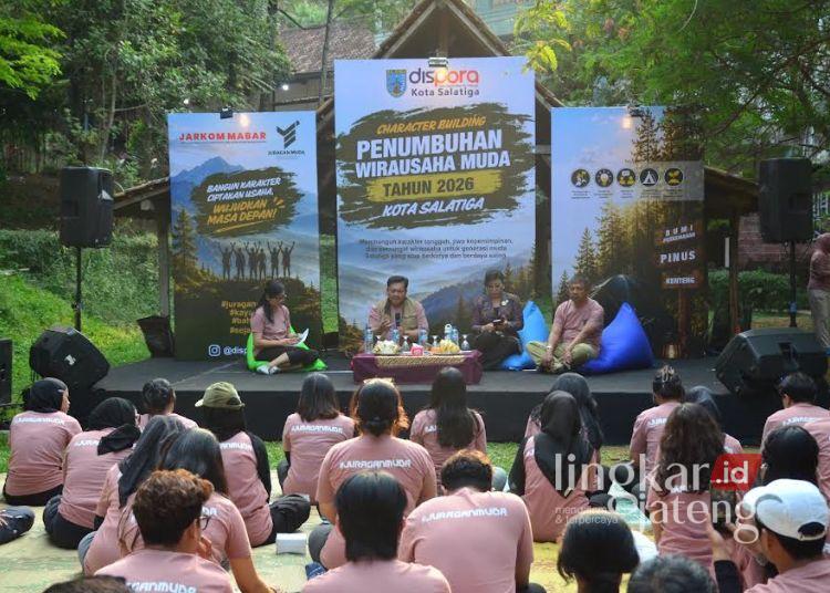 Ngobrol Bareng Wirausaha Muda, Wali Kota Salatiga Sebut Usaha Sukses Butuh Kemampuan Memimpin 25 Wali Kota Salatiga Robby Hernawan (kedua kiri) dalam acara diskusi bersama peserta Ngobras (Ngobrol Asyik) pada kegiatan Character Building Program Penumbuhan Wirausaha Muda Kota Salatiga, Selasa, 14 Juli 2026. (Dok Prokompim Setda Salatiga/Lingkarjateng.id)