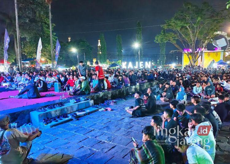 Nobar Piala Dunia di Alun-Alun Kajen Pekalongan Diserbu Penonton, UMKM Dilibatkan 25 Suasana nobar piala dunia di Boulevard Alun-Alun Kajen, Kabupaten Pekalongan pada Selasa, 7 Juli 2026. (Fahri Akbar/Lingkarjateng.id)