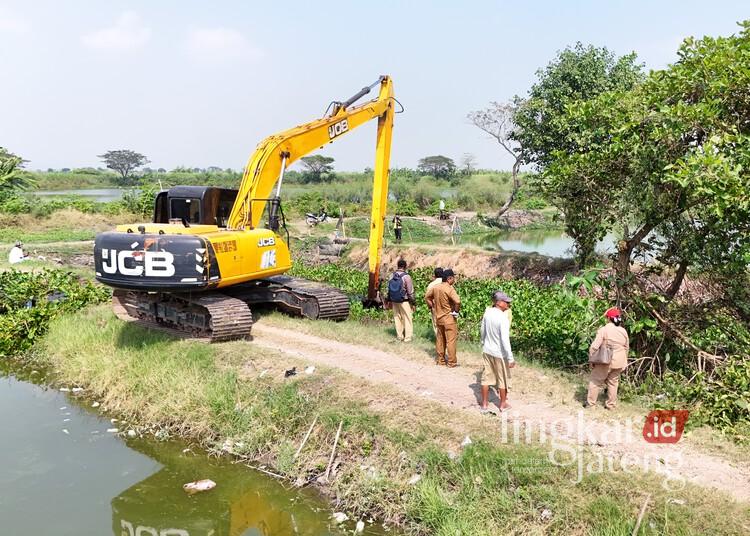 Ekskavator dikerahkan untuk menormalisasi sungai di Desa Gulang, Kecamatan Mejobo, Kabupaten Kudus, Senin, 6 Juli 2026. (Nisa Hafizhotus S./Lingkarjateng.id)