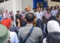 Puluhan orang tua mahasiswa mendatangi Kantor Bupati Pati, Senin, 6 Juli 2026. (Lingkarjateng Group Network/Lingkarjateng.id)