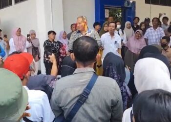 Puluhan Orang Tua Mahasiswa Datangi Kantor Bupati Pati, Tuntut Kejelasan Beasiswa Sarjana Macet 3 Bulan 30 Puluhan orang tua mahasiswa mendatangi Kantor Bupati Pati, Senin, 6 Juli 2026. (Lingkarjateng Group Network/Lingkarjateng.id)