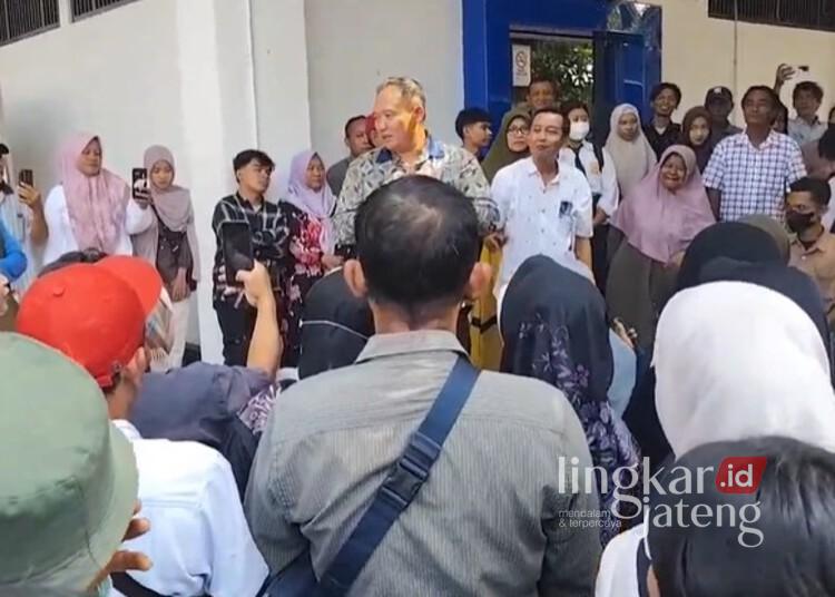 Puluhan Orang Tua Mahasiswa Datangi Kantor Bupati Pati, Tuntut Kejelasan Beasiswa Sarjana Macet 3 Bulan 25 Puluhan orang tua mahasiswa mendatangi Kantor Bupati Pati, Senin, 6 Juli 2026. (Lingkarjateng Group Network/Lingkarjateng.id)