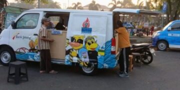 PAD Batang Capai 45 Persen, Realisasi PBB dan Opsen Pajak Kendaraan Paling Minim 10 ILUSTRASI: Warga Kabupaten Batang membayar pajak melalui mobil keliling di Batang. (Antara/Lingkarjateng.id)