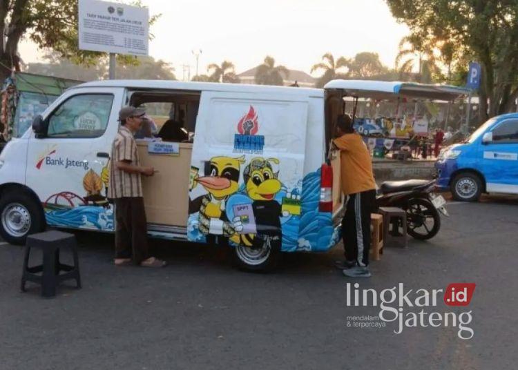 PAD Batang Capai 45 Persen, Realisasi PBB dan Opsen Pajak Kendaraan Paling Minim 25 ILUSTRASI: Warga Kabupaten Batang membayar pajak melalui mobil keliling di Batang. (Antara/Lingkarjateng.id)