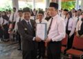 Bupati Rembang, Harno, saat menyerahkan SK pengangkatan PPPK di lingkungan Pemkab Rembang. (Vicky Rio/Lingkarjateng.id)