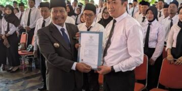 Bupati Rembang, Harno, saat menyerahkan SK pengangkatan PPPK di lingkungan Pemkab Rembang. (Vicky Rio/Lingkarjateng.id)