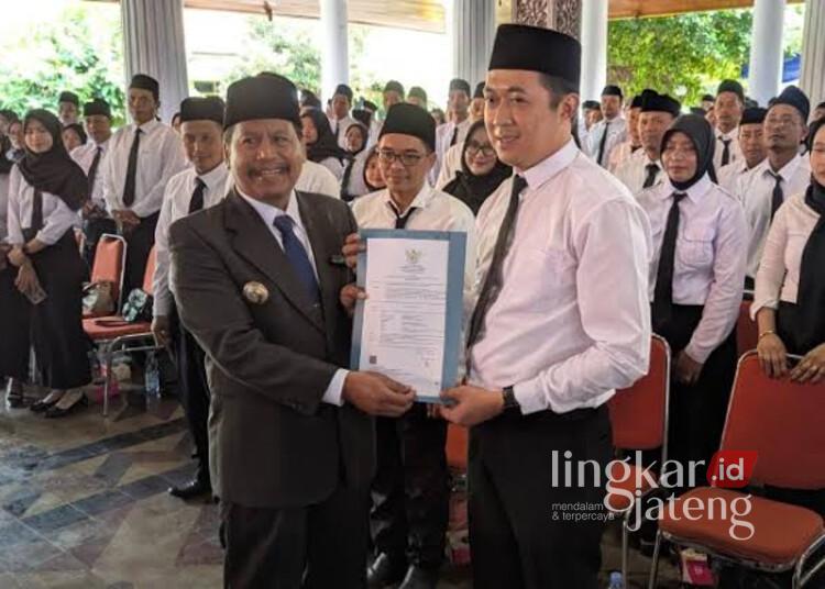 Bupati Rembang, Harno, saat menyerahkan SK pengangkatan PPPK di lingkungan Pemkab Rembang. (Vicky Rio/Lingkarjateng.id)