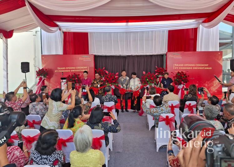 Foodindo Resmikan Pabrik Senilai Rp190 Miliar di KEK Kendal, Serap Ratusan Tenaga Kerja 25 Peresmian operasional pabrik PT Foodindo Dwivestamas di Kawasan Ekonomi Khusus (KEK) Kendal, Kabupaten Kendal, pada Selasa, 21 Juli 2026. (Lingkarjateng.id)
