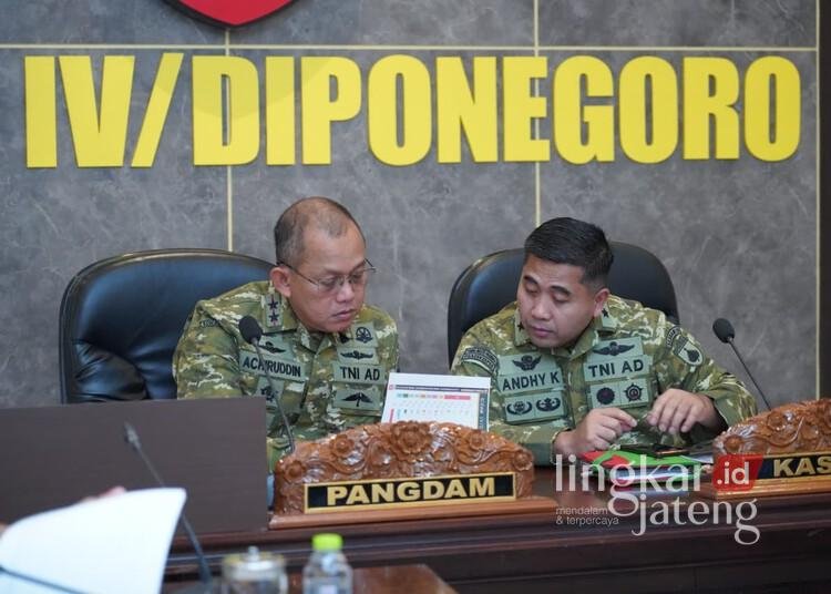 Pangdam IV/Diponegoro Mayjen TNI Achiruddin mengikuti rapat evaluasi percepatan pembangunan KDKMP melalui konferensi video bersama Wapang TNI Jenderal TNI Tandyo Budi R. di Makodam IV/Diponegoro, Selasa, 14 Juli 2026. (Humas Kodam IV/Diponegoro/Lingkarjateng.id)