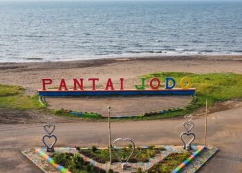 Batang mulai merealisasikan pembangunan jembatan penghubung menuju kawasan wisata Pantai Jodo di Desa Sidorejo, Kecamatan Gringsing, Kabupaten Batang. (Lingkarjateng.id)