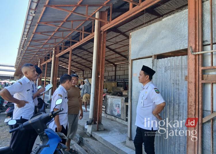 Pedagang-Pengunjung Pasar Sidomakmur Blora Keluhkan Sejumlah Fasilitas Rusak 25 Jajaran UPT Pasar Wilayah I bersama Dinas Perdagangan, Koperasi dan UKM Kabupaten Blora saat meninjau kamar mandi Pasar Sidomakmur, Rabu, 1 Juli 2026. (Eko Wicaksono/Lingkarjateng.id)