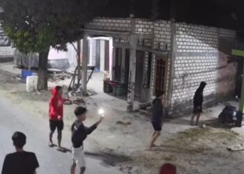 Puluhan Pemuda Diduga Serang Warga Ketitangwetan Pati, Sejumlah Kendaraan Rusak dan 4 Orang Terluka 25 Aksi puluhan pemuda diduga melakukan penyerangan dan pengurasakan di Desa Ketitangwetan, Kecamatan Batangan, Kabupaten Pati terekam CCTV. (Dok. Pribadi/Lingkarjateng.id