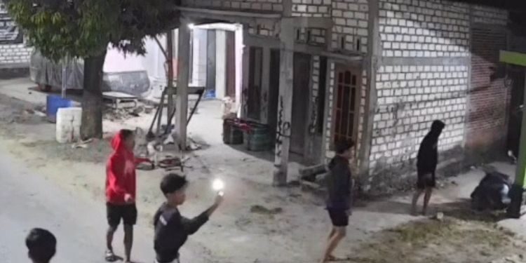 Aksi puluhan pemuda diduga melakukan penyerangan dan pengurasakan di Desa Ketitangwetan, Kecamatan Batangan, Kabupaten Pati terekam CCTV. (Dok. Pribadi/Lingkarjateng.id