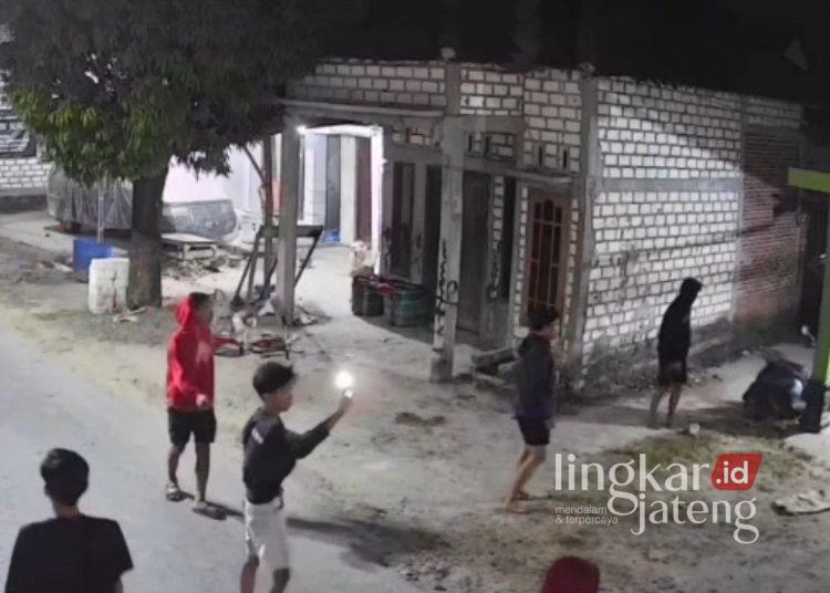Aksi puluhan pemuda diduga melakukan penyerangan dan pengurasakan di Desa Ketitangwetan, Kecamatan Batangan, Kabupaten Pati terekam CCTV. (Dok. Pribadi/Lingkarjateng.id