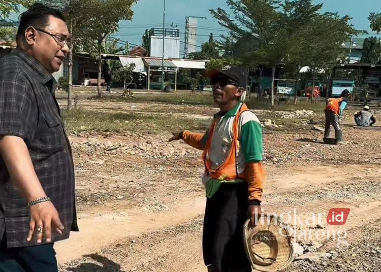 DPRD Pati Harap Revitalisasi Alun-alun Kembangjoyo Mampu Kembalikan Kejayaan PKL 25 Ketua Komisi C DPRD Kabupaten Pati, Joni Kurnianto saat meninjau revitalisasi Alun-alun Kembangjoyo. (Lingkarjateng.id)