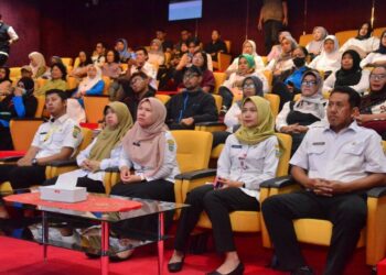 Puluhan pedagang Pasar Raya 1 saat mengikuti pelatihan pemasaran online di Mini Theater Kantor DPRD, Rabu, 8 Juli 2026. (Prokompim Setda Salatiga/Lingkarjateng.id)