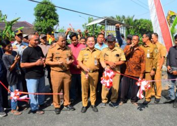 Plt Bupati Pekalongan Sukirman saat meresmikan pembukaan kembali Jalur Perlintasan Langsung (JPL) 126 di Desa Tengengwetan, Kecamatan Siwalan, Kabupaten Pekalongan, Senin, 27 Juli 2026. (Fahri Akbar/Lingkarjateng.id)