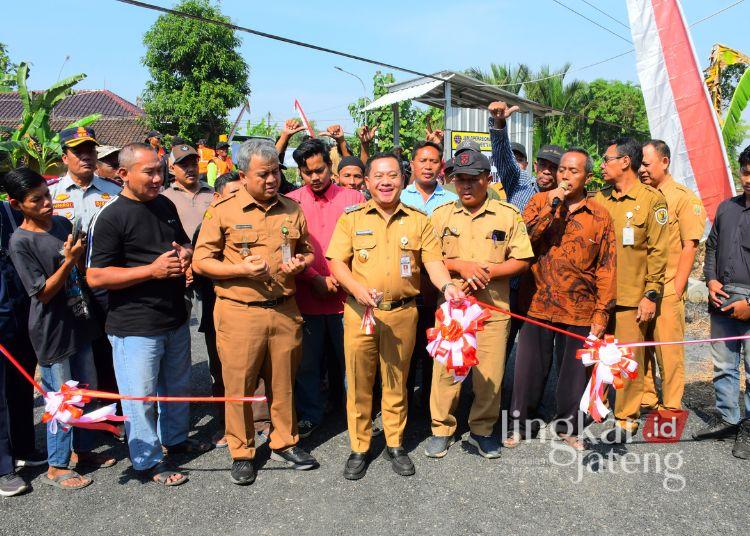 Plt Bupati Pekalongan Sukirman saat meresmikan pembukaan kembali Jalur Perlintasan Langsung (JPL) 126 di Desa Tengengwetan, Kecamatan Siwalan, Kabupaten Pekalongan, Senin, 27 Juli 2026. (Fahri Akbar/Lingkarjateng.id)