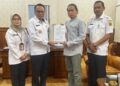 Plt Bupati Pati Risma Ardhi Chandra didampingi Pj Sekda Siti Subiati dan Plt Kepala Bapperida Pati Ratri Wijayanto saat melantik dr. Ahmad Husaindr. Ahmad Husain sebagai Plt Direktur RSUD Soewondo di Pendopo Kabupaten Pati, Rabu, 1 Juli 2026. (Lingkarjateng Group Network/Lingkarjateng.id)