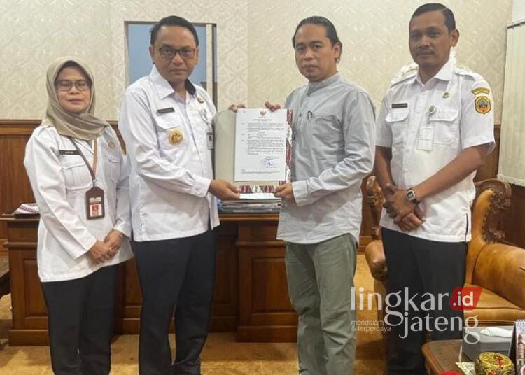 Plt Bupati Pati Risma Ardhi Chandra didampingi Pj Sekda Siti Subiati dan Plt Kepala Bapperida Pati Ratri Wijayanto saat melantik dr. Ahmad Husaindr. Ahmad Husain sebagai Plt Direktur RSUD Soewondo di Pendopo Kabupaten Pati, Rabu, 1 Juli 2026. (Lingkarjateng Group Network/Lingkarjateng.id)