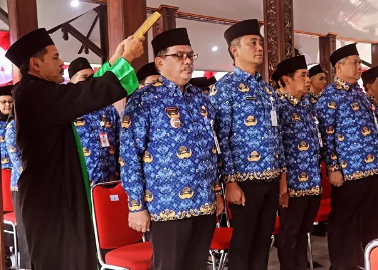 Mutasi-Promosi Jabatan, Bupati Semarang Lantik 118 Pejabat Baru 25 Prosesi pengambilan sumpah jabatan dalam pelantikan 118 pejabat Pemkab Semarang di Pendopo Rumah Dinas Bupati, Kamis, 30 Juli 2026. (Hesty Imaniar/Lingkarjateng.id)