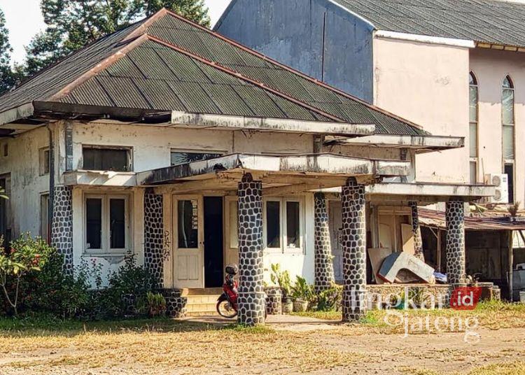 Pelestarian Gedung Pakuwon Temui Jalan Buntu, Pemkot Salatiga Kesulitan Temui Pemilik 25 POTRET: Tampak depan suasana Gedung Pakuwon, Kota Salatiga. (Angga Rosa/Lingkarjateng.id)