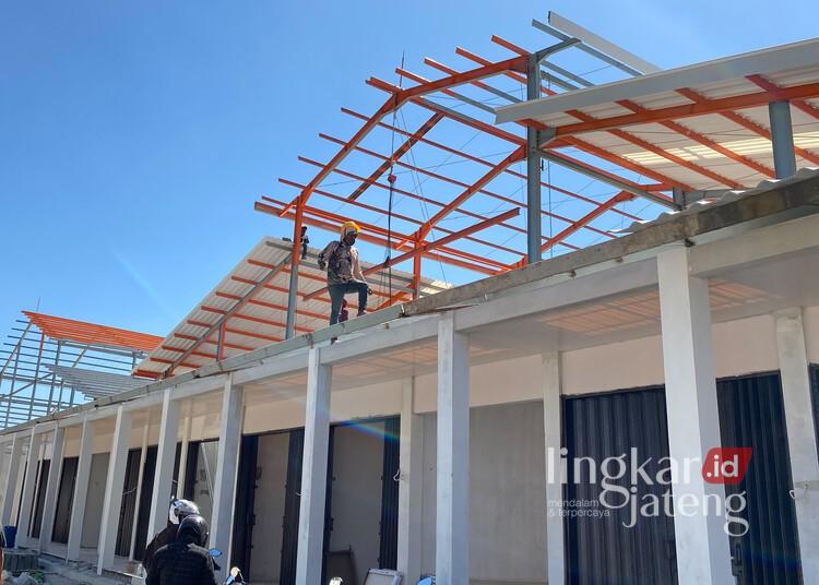 Pembangunan Pasar Ngawen Blora Molor, Pelaksana Proyek Didenda Rp30 Juta per Hari 25 Pekerja memasang atap kios dalam proyek pembangunan Pasar Ngawen, Kabupaten Blora, Kamis, 23 Juli 2026. (Eko Wicaksono/Lingkarjateng.id)