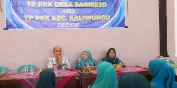 Pembinaan Administrasi PKK Sarirejo, Plt Camat Kaliwungu Kendal Dorong Kemandirian Keluarga 10 Plt Camat Kaliwungu Pratikno Joko Wijayanto saat memberikan arahan dalam acara pembinaan TP PKK Desa Sarirejo, Kecamatan Kaliwungu, Kabupaten Kendal. (Anik Kustiani/Lingkarjateng.id)