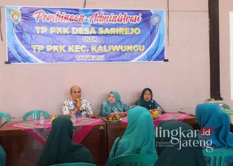 Pembinaan Administrasi PKK Sarirejo, Plt Camat Kaliwungu Kendal Dorong Kemandirian Keluarga 25 Plt Camat Kaliwungu Pratikno Joko Wijayanto saat memberikan arahan dalam acara pembinaan TP PKK Desa Sarirejo, Kecamatan Kaliwungu, Kabupaten Kendal. (Anik Kustiani/Lingkarjateng.id)