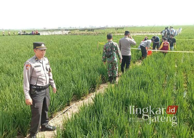 Personel Polres Pekalongan mengevakuasi jasad Rusyanto, Perangkat Desa Kalipancur, Kecamatan Bojong, Kabupaten Pekalongan, yang ditemukan di area persawahan desa setempat, Selasa pagi, 28 Juli 2026. (Humas Polres Pekalongan/Lingkarjateng.id)