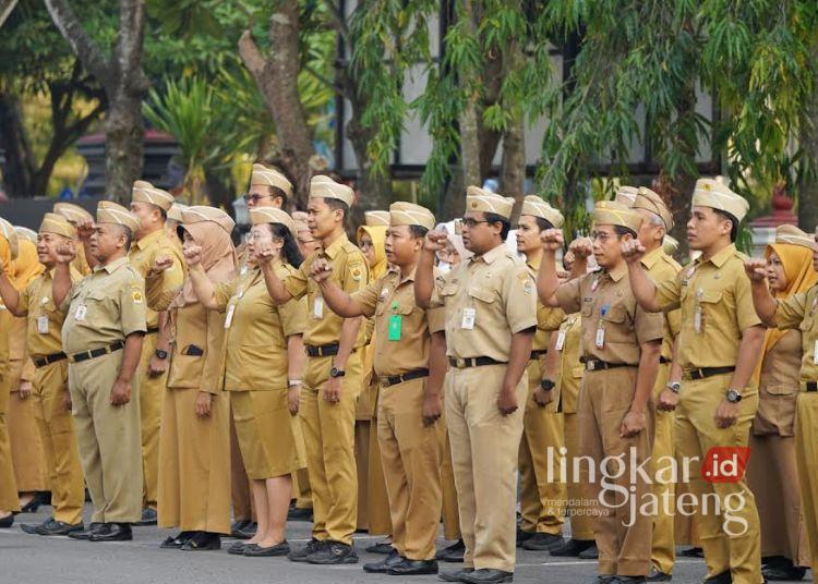Jajaran aparatur sipil negara (ASN) Pemerintah Kabupaten Grobogan mengikuti apel di halaman Sekretariat Daerah (Setda) setempat pada Senin, 6 Juli 2026. (dok for Lingkarjateng.id)