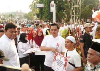 Bupati Jepara, Witiarso Utomo, didampingi Wakil Bupati, M. Ibnu Hajar, menyerahkan secara simbolis bantuan Kartu Guru Sejahtera di Alun-Alun Jepara, Jumat, 31 Juli 2026. (dok for Lingkarjateng.id)