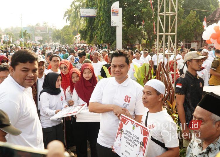 Pemkab Jepara Anggarkan Rp21,1 Miliar untuk Kesejahteraan Guru Lintas Lembaga 25 Bupati Jepara, Witiarso Utomo, didampingi Wakil Bupati, M. Ibnu Hajar, menyerahkan secara simbolis bantuan Kartu Guru Sejahtera di Alun-Alun Jepara, Jumat, 31 Juli 2026. (dok for Lingkarjateng.id)
