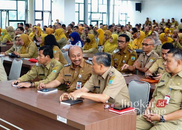 Sejumlah pegawai Pemkot Salatiga saat mengikuti pengarahan oleh Wali Kota Robby Hernawan di Gedung Setda, beberapa waktu lalu (Dok. Prokompim Setda Salatiga/Lingkarjateng.id)