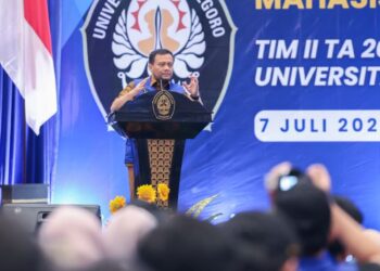 Gubernur Jateng, Ahmad Luthfi, memberikan arahan kepada mahasiswa Universitas Diponegoro (Undip) yang akan menjalani Kuliah Kerja Nyata (KKN) di Gedung Muladi Dome, Semarang, Selasa 7 Juli 2026. (dok for Lingkarjateng.id)