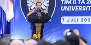 Gubernur Jateng, Ahmad Luthfi, memberikan arahan kepada mahasiswa Universitas Diponegoro (Undip) yang akan menjalani Kuliah Kerja Nyata (KKN) di Gedung Muladi Dome, Semarang, Selasa 7 Juli 2026. (dok for Lingkarjateng.id)