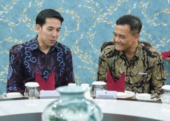 Gubernur Jawa Tengah, Ahmad Luthfi (kanan), berbincang dengan Chief Operating Officer (COO) Sembcorp Industries, Gareth Wong (kiri), di Kota Semarang pada Selasa 21 Juli 2026. (dok for Lingkarjateng.id)