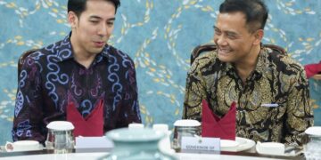 Gubernur Jawa Tengah, Ahmad Luthfi (kanan), berbincang dengan Chief Operating Officer (COO) Sembcorp Industries, Gareth Wong (kiri), di Kota Semarang pada Selasa 21 Juli 2026. (dok for Lingkarjateng.id)