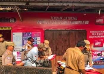 Sejumlah petugas mendata PKL untuk direlokasi dalam penataan kawasan di depan RSUD Batang, Rabu, 8 Juli 2026. (Humas Pemkab Batang/Lingkarjateng.id)