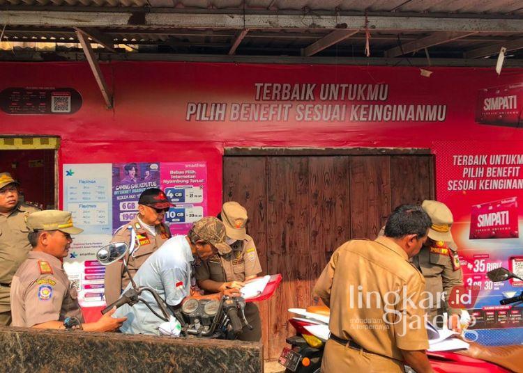Sejumlah petugas mendata PKL untuk direlokasi dalam penataan kawasan di depan RSUD Batang, Rabu, 8 Juli 2026. (Humas Pemkab Batang/Lingkarjateng.id)