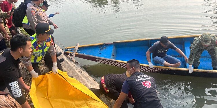 Personel Polsek Demak mengevakuasi mayat pria yang ditemukan mengambang di Sungai Kalijajar, kawasan Betengan, Kelurahan Bintoro, Kecamatan Demak Kota, Kabupaten Demak, Jumat, 31 Juli 2026. (M. Burhanuddin Aslam/Lingkarjateng.id)