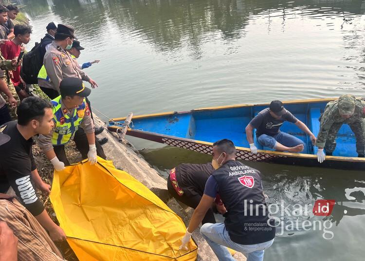 Personel Polsek Demak mengevakuasi mayat pria yang ditemukan mengambang di Sungai Kalijajar, kawasan Betengan, Kelurahan Bintoro, Kecamatan Demak Kota, Kabupaten Demak, Jumat, 31 Juli 2026. (M. Burhanuddin Aslam/Lingkarjateng.id)