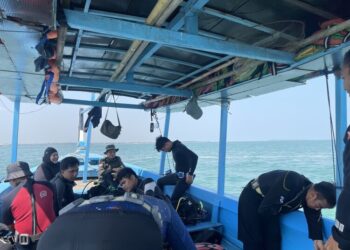 Tim Gakkum Kementerian Lingkungan Hidup turun langsung melakukan verifikasi lapangan terkait dugaan pencemaran akibat tumpahan batu bara di Perairan Mororejo, Kabupaten Jepara, Rabu, 29 Juli 2026. (Tomi Budianto/Lingkarjateng.id)