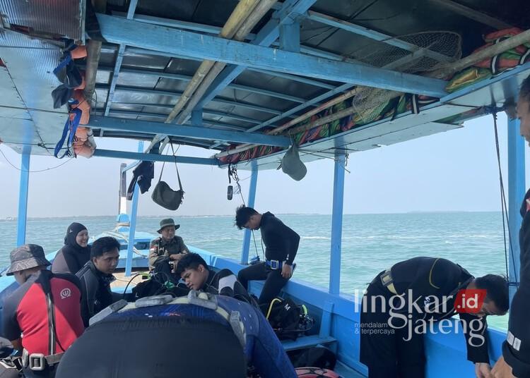 Tim Gakkum Kementerian Lingkungan Hidup turun langsung melakukan verifikasi lapangan terkait dugaan pencemaran akibat tumpahan batu bara di Perairan Mororejo, Kabupaten Jepara, Rabu, 29 Juli 2026. (Tomi Budianto/Lingkarjateng.id)