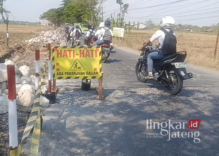 Tampak pengerjaan proyek perbaikan Jalan Randublatung-Cepu di Kabupaten Blora mulai diperbaiki, Kamis, 30 Juli 2026. (Hanafi/Lingkarjateng.id)