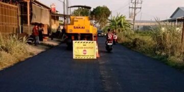 Jalan penghubung Kecamatan Winong dan Jakenan di Kabupaten Pati diperbaiki dengan pelapisan aspal hotmix, Rabu, 8 Juli 2026. (Lingkarjateng Group Network/Lingkarjateng.id)